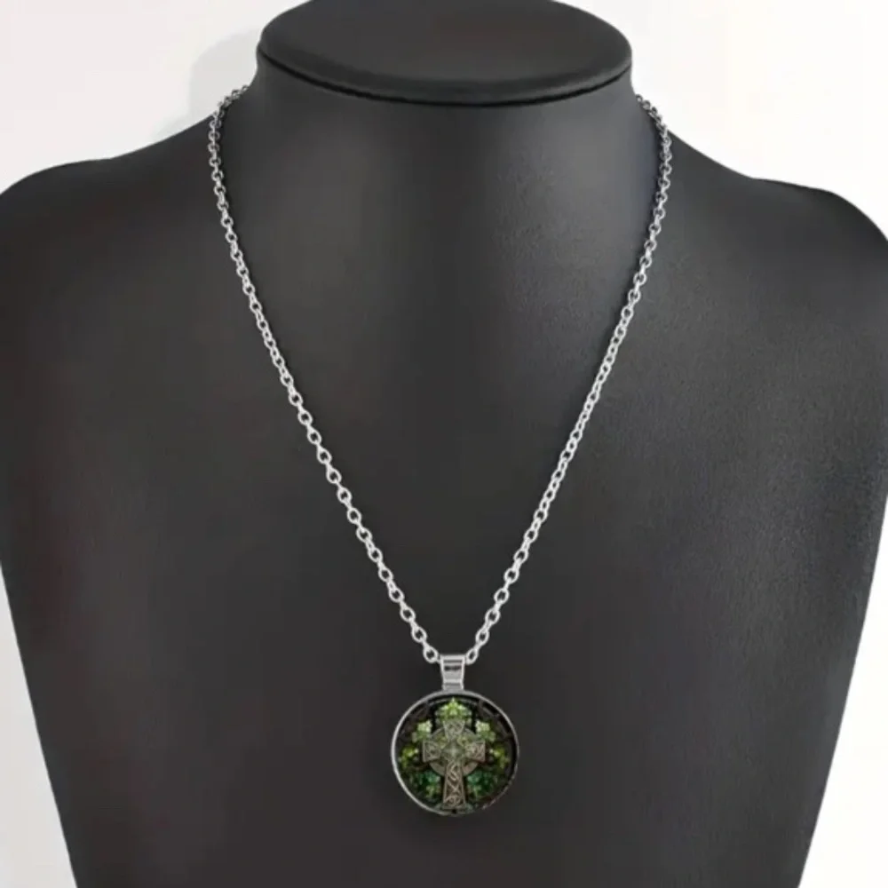 NIP UNISEX Celtic Knot Cross Pendant with Necklace in Silver Tone!